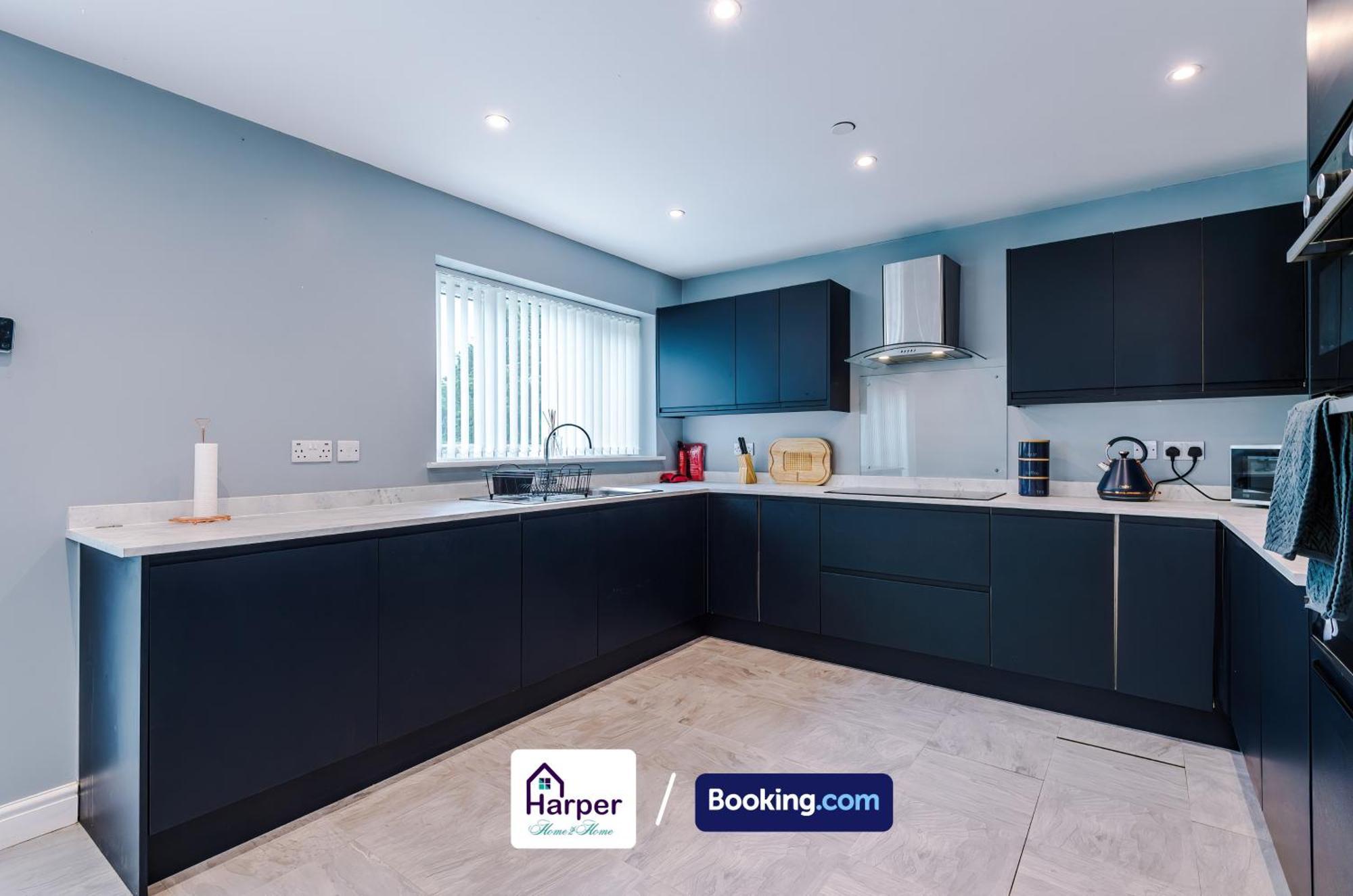Spacious Detached House Driveway By Harperletting Shortlets & Serviced Hawarden With Long Or Short Disc Options
